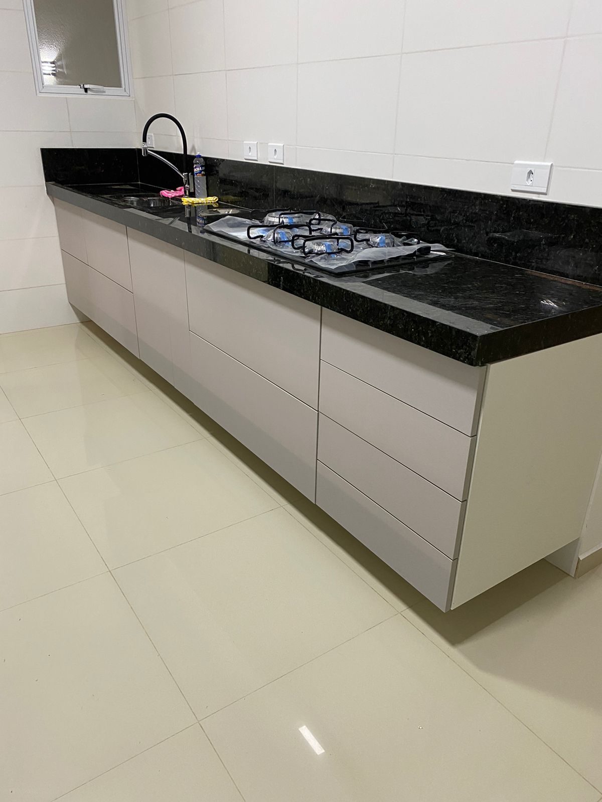 Cozinha linear branca instalada