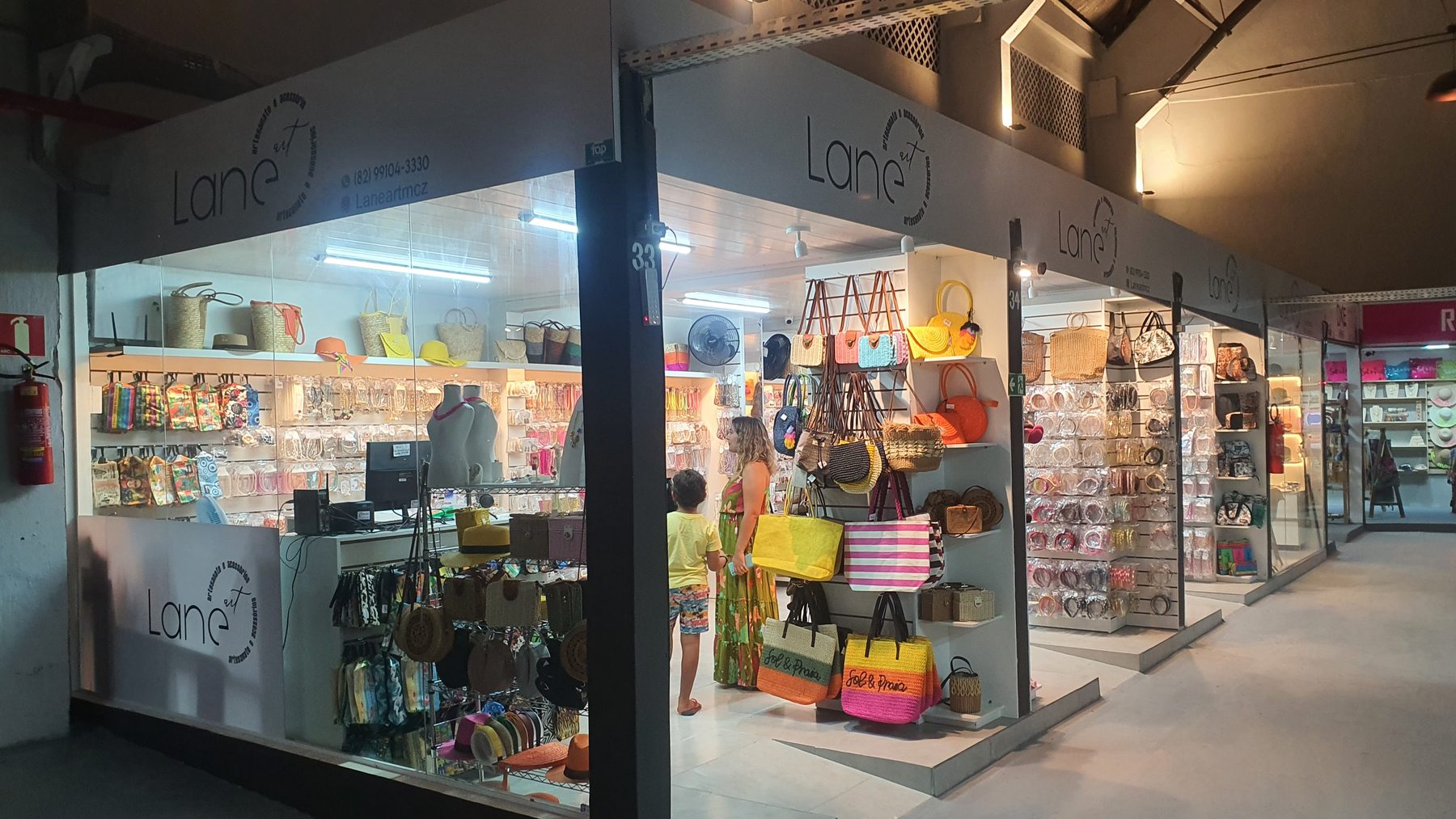 Loja comercial mobiliada e iluminada